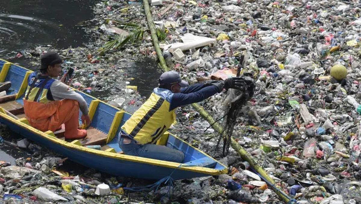 19 Ton Sampah Kembali Kotori Sungai Citarum