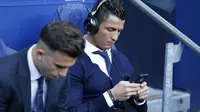 Ini gaya ronaldo saat menonton timnya Real Madrid bertandang ke markas Manchester City, Rabu (27/4/2016) dinihari tadi. Reuters / Carl Recine