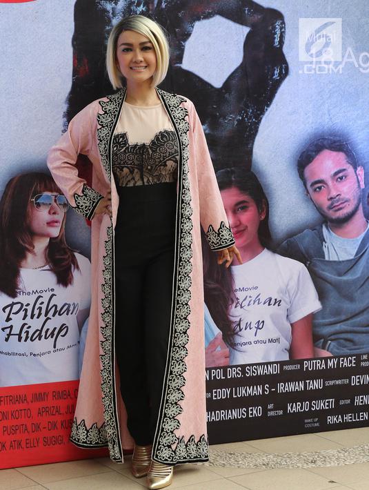 Julia Perez berpose seusai Jumpa pers film 3 pilihan hidup di Jakarta, Minggu (26/6/2016). Anak sulung pasangan (alm.) Angkasa Jaya dan Sri Wulansih itu diketahui mengidap sakit kanker serviks sejak 2014 silam. (Liputan6.com/Herman Zakharia)