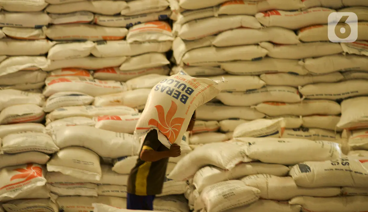 Pekerja memanggul karung beras Bulog di kawasan Kelapa Gading, Jakarta, Kamis (27/2/2020). Jelang Ramadan dan Idul Fitri 2020 Perusahaan Umum Badan Urusan Logistik atau Perum Bulog siap mengamankan pasokan beras di seluruh wilayah Indonesia mencapai 1,7 juta ton. (merdeka.com/Imam Buhori)