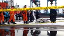 Petugas KPLP dan Basarnas memeriksa barang temuan yang diduga serpihan pesawat Sriwijaya Air SJ 182 di Dermaga JICT 2, Jakarta, Minggu (10/1/2021). Sriwijaya Air SJ 182 hilang kontak empat menit usai lepas landas dari Bandara Soetta. (Liputan6.com/Helmi Fithriansyah)
