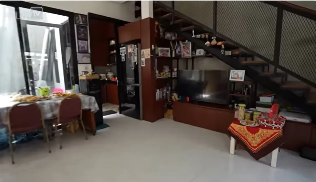 Terdapat meja makan, dan juga dapur yang disekat dengan dinding kaca. Gilang  mengusung konsep minimalis dan industrialis. Disamping tangga ada televisi untuk hiburan. [Youtube/TAULANY TV]