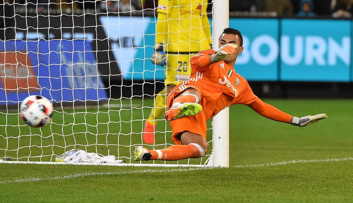 Emil Audero Mulyadi masih memiliki peluang untuk tampil bersama Timnas Italia senior bersaing dengan Gianluigi Donnarumma dan kawan-kawan, meskipun peluang mewujudkan mimpi tersebut sangatlah tipis. (AFP/Paul Crock)