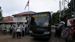 Sebuah bus dari Polres Cilacap keluar dari Nusakambangan, Cilacap, Jawa Tengah, (4/3/2015). Jelang eksekusi mati terpidana narkoba, keamanan di Nusakambangan diperketat.(Liputan6.com/Johan Tallo)