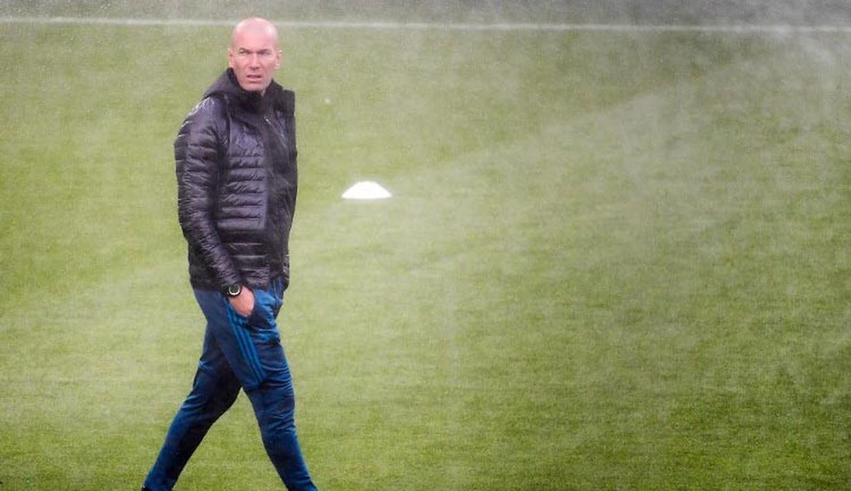 Pelatih Real Madrid, Zinedine Zidane, memimpin sesi latihan jelang laga Liga Champions di Stadion Allianz, Turin, Senin (2/4/2018). Real Madrid akan berhadapan dengan Juventus. (AFP/Marco Bertorello)