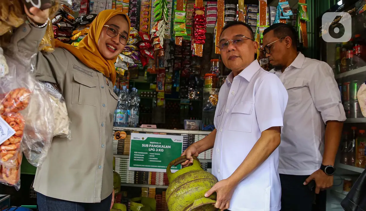 Wakil Ketua Dewan Perwakilan Rakyat (DPR) Republik Indonesia, Sufmi Dasco Ahmad (tengah) bersama Ketua Komisi VI DPR Anggia Ermarini (kiri) mengecek ketersediaan gas elpiji subsidi 3 kilogram di sub-pangkalan warung eceran di Jakarta, Kamis (6/2/2025). (Liputan6.com/Angga Yuniar)