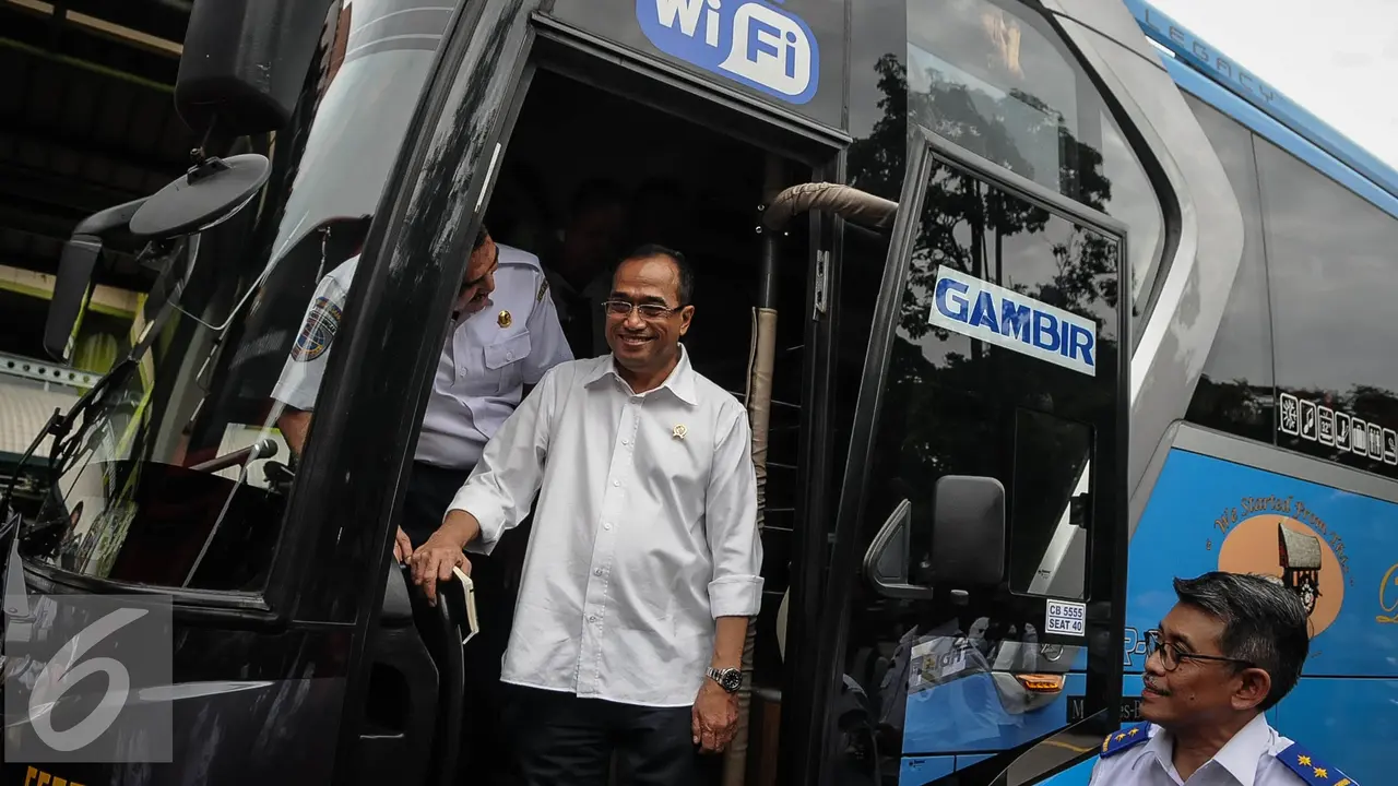 20161016- Menhub Budi Karya Tinjau Fasilitas Disabilitas di Stasiun Gambir-Jakarta- Faizal Fanani