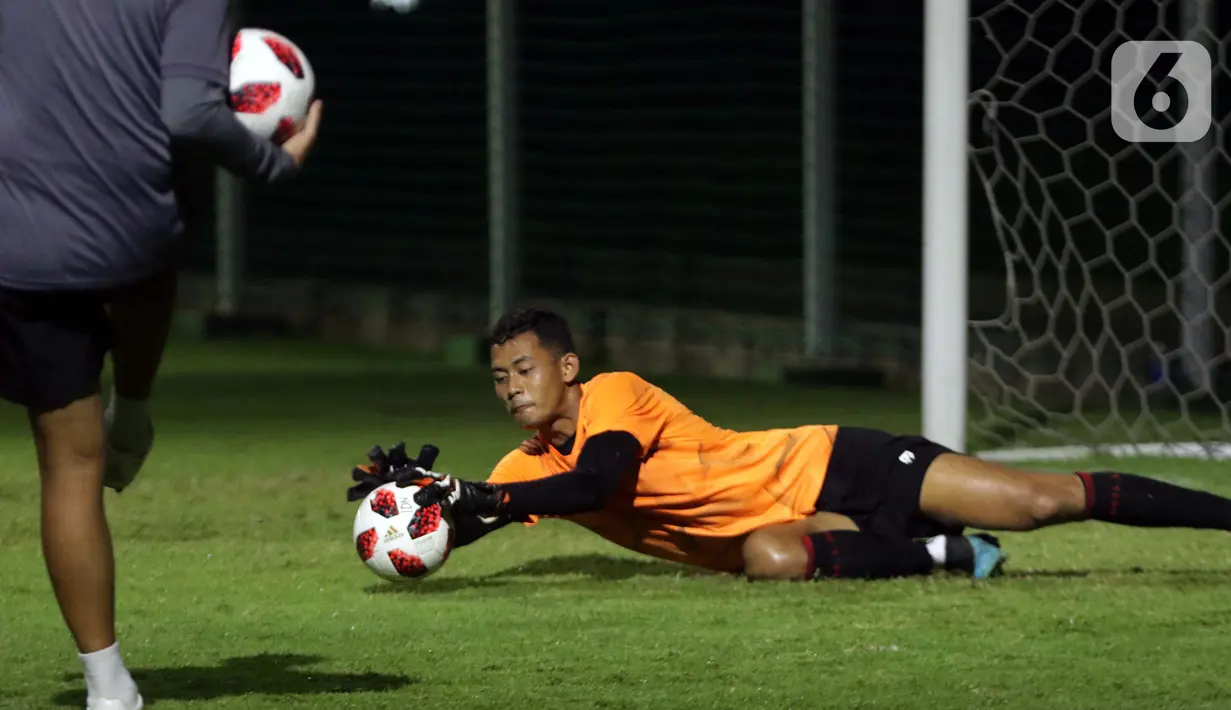 Penjaga gawang Timnas Indonesia U-22 saat mengikuti latihan di Lapangan D, Kompleks Gelora Bung Karno, Senayan, Jakarta, Selasa (2/3/2021). Latihan ini persiapan untuk dua ajang uji coba melawan tim Liga 1 Indonesia dan SEA Games 2021 di Vietnam. (Liputan6.com/Helmi Fithriansyah)