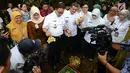 Gubernur DKI Jakarta Anies Baswedan ikut menghadiri acara panen buah dukuh dan salak di Cagar Buah Condet, Kramatjati, Kamis (14/3). Anies meminta masyarakat untuk menjadikan kawasan tersebut sebagai lokasi wisata. (merdeka.com/Imam Buhori)