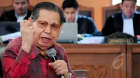 Sidang lanjutan praperadilan Suryadharma Ali (SDA) terhadap KPK kembali digelar di PN Jakarta Selatan, Senin (6/4/2015).  Tampak pakar hukum pidana Yahya Harahap saat menjadi saksi pada sidang lanjutan SDA terhadap KPK. (Liputan6.com/Yoppy Renato)