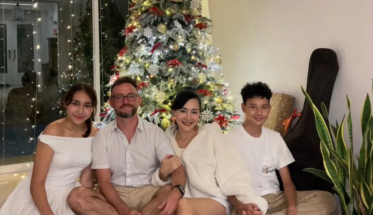 Dewi Rezer merayakan Natal bersama keluarganya yang tampil kompak serba putih. Dewi mengenakan atasan jaket berbulu dipadukan celana pendek putih, putrinya mengenakan dress off shoulder. [@rezerdewi]