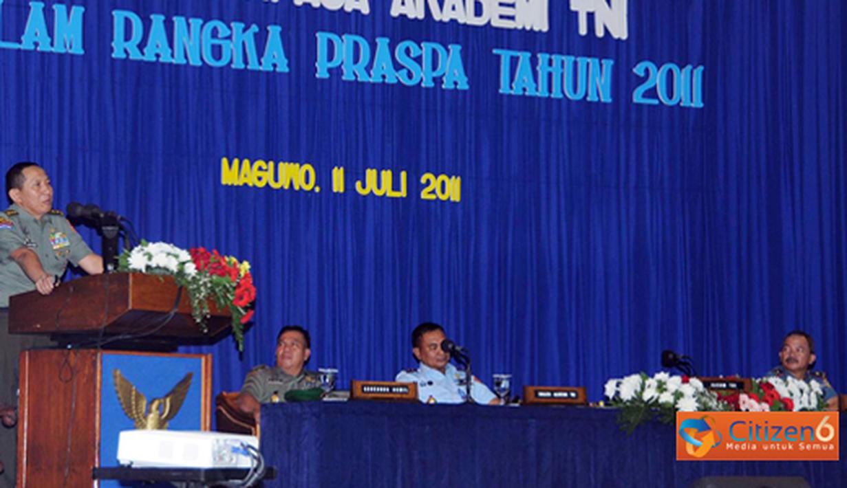 Citizen6, Yogyakarta: Kasum TNI Letnan Jenderal TNI J. Suryo Prabowo memberi pembekalan kepada sekitar 635 orang Calon Perwira Remaja (Capaja) abituren Akmil, AAL dan AAU di Gedung GSM AAU, Yogyakarta pada, Senin (11/7). (Pengirim: Badarudin Bakri)