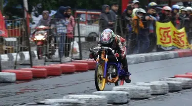 Pembalap drag race tak bekerja sendiri. Ia didukung pencari bakat dan mekanik andal untuk menang. Mereka yang berbakat ternyata diasah dari balap liar sebelum menjuarai ajang drag race sesungguhnya.