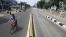 Pengendara sepeda melintasi area Car free day (CFD) di Jalan Warung Jati Barat, Jakarta Selatan, Minggu (17/9). Car free day (CFD) kembali digelar untuk yang kedua kalinya di kawasan Mampang Prapatan hingga Pejaten. (Liputan6.com/Immanuel Antonius)
