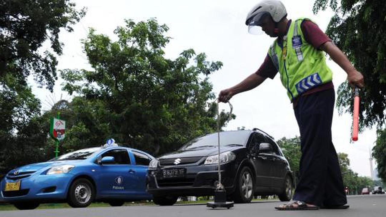 Semangat relawan pemungut ranjau paku di depan Istana