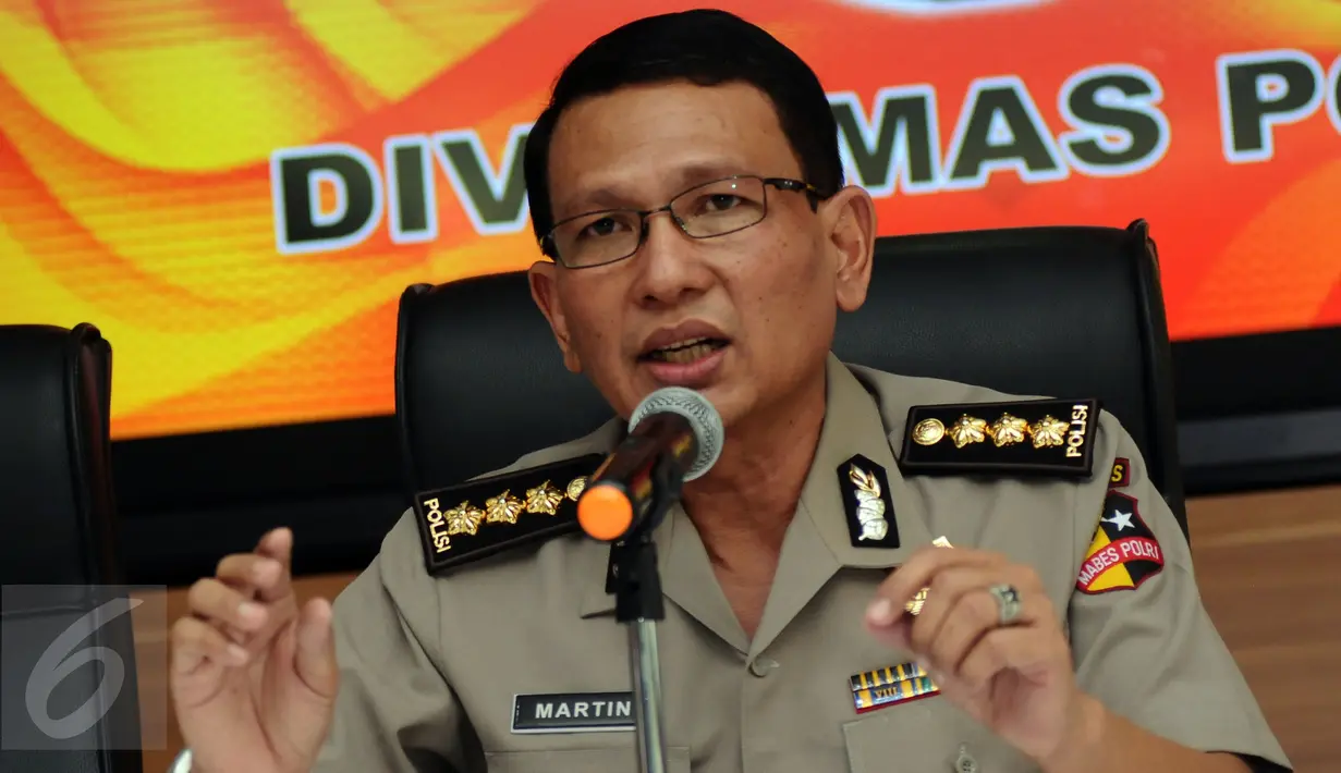 Kabagpenum Humas Polri Kombes Pol Martinus Sitompul menyampaikan keterangan di Mabes Polri, Jakarta, Jumat (24/3). Martinus juga menyampaikan kronologis penangkapan terduga teroris di Ciwandan, Cilegon, Banten. (Liputan6.com/Helmi Fithriansyah)