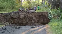 Jalan Mendadak Ambles 3 Meter, Belasan Ribu Warga 2 Desa di Cilacap Terisolasi
