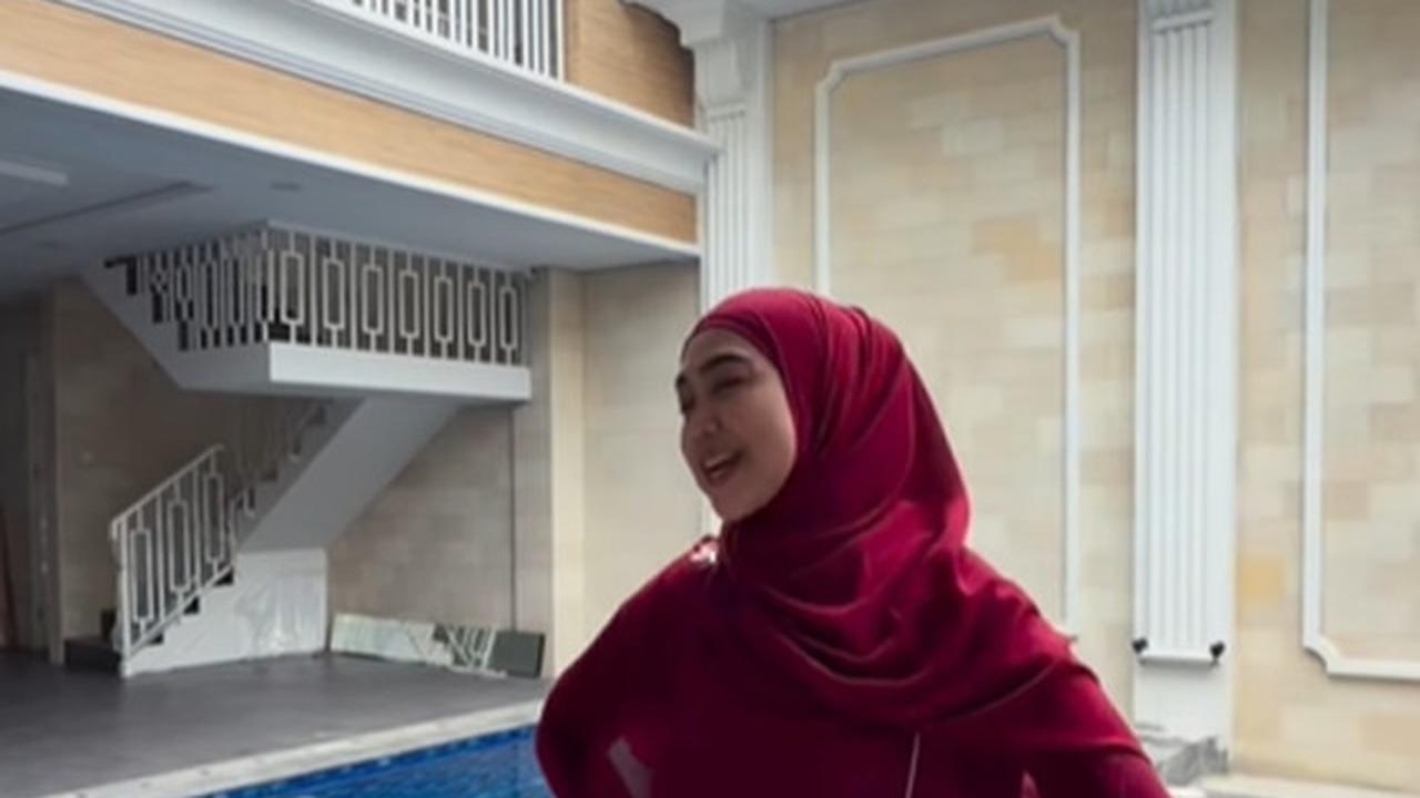 6 Potret Kolam Renang di Rumah Baru Ria Ricis, Dalamnya 5 Meter