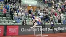 Pelari Norwegia Karsten Warholm (kiri) saat ajang Diamond League di Oslo, Norwegia, Kamis (1/7/2021). Karsten Warholm memecahkan rekor dunia lari gawang 400 meter putra dengan torehan waktu 46,70 detik. (Fredrik Hagen, NTB via AP)