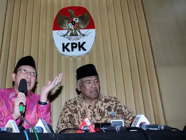 Menag Lukman Hakim Saifuddin (kiri) bersama Plt. Ketua KPK Taufiequrachman Ruki (kanan) memaparkan mekanisme penerapan pelaksanaan PP Nomor 48 Tahun 2014 di Gedung KPK, Jakarta, Kamis (25/6/15). (Liputan6.com/Helmi Afandi)