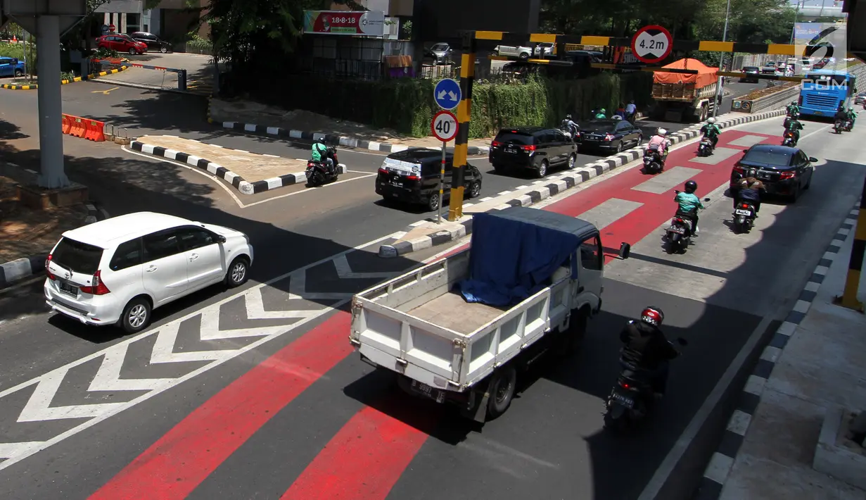 Sejumlah kendaraan melintasi Jalan Metro Pondok Indah, Jakarta, Senin (3/9). Penerapan sistem ganjil-genap di Jalan Metro Pondok Indah dihapus karena tidak ada kegiatan Asian Para Games di kawasan tersebut. (Liputan6.com/Johan Tallo)