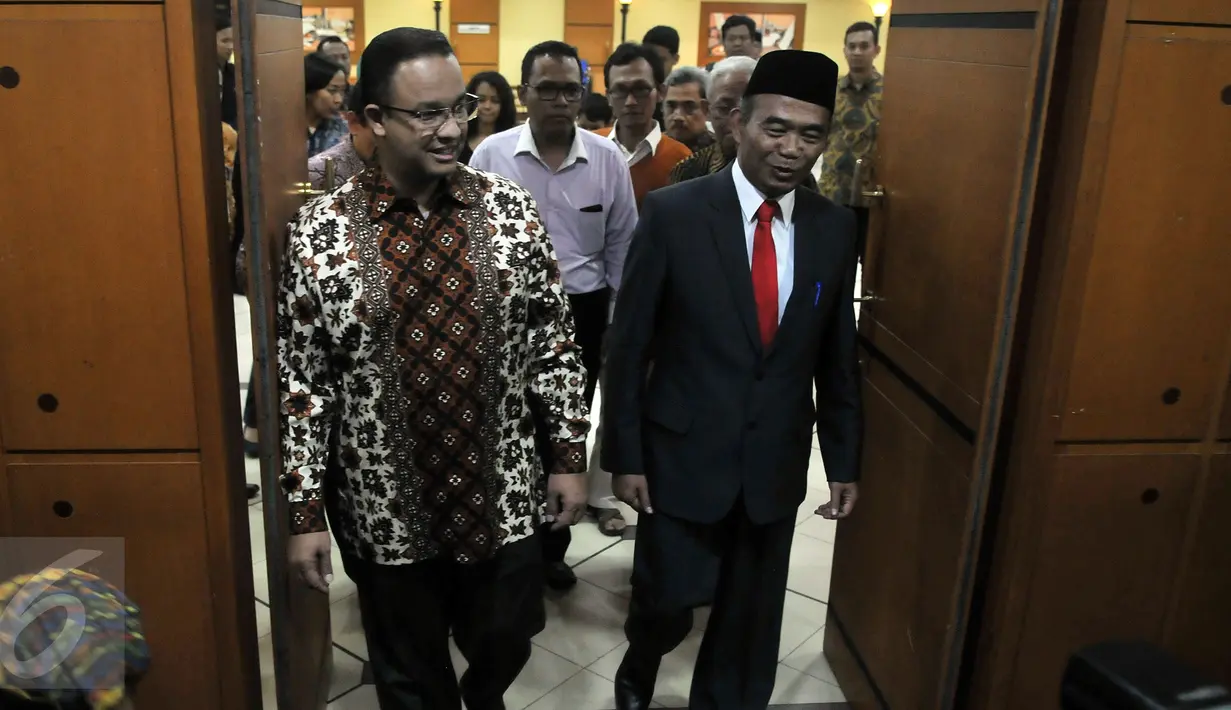 Mendikbud yang baru Muhadjir Effendy (kanan) bersama mantan Mendikbud Anies Baswedan saat menghadiri acara serah terima jabatan di Jakarta (27/7).Usai dilantik presiden Jokowi, Muhadjir Effendy resmi menggantikan Anies Baswedan. (Liputan6.com/JohanTallo)