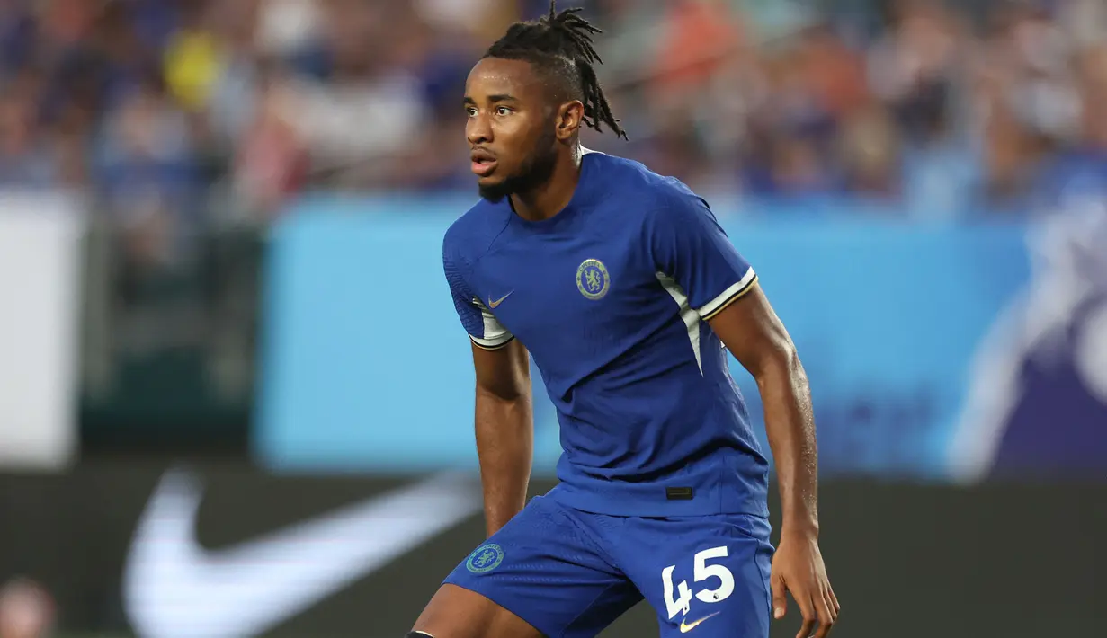 Didatangkan Chelsea dari RB Leipzig dengan nilai transfer senilai 60 juta euro, Cristopher Nkunku hingga kini belum pernah dimainkan di semua kompetisi musim 2023/2024, termasuk Premier League. Hingga kini ia masih dalam proses penyembuhan cedera lutut yang didapat saat menjalani tur pramusim di Amerika Serikat. (AFP/Getty Images/Tim Nwachukwu)