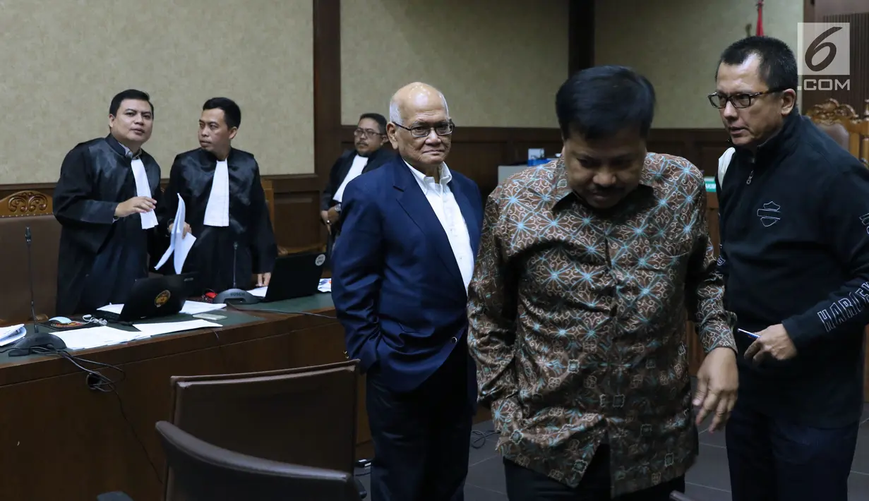 Dorodjatun Kuntjoro-Jakti (tengah) saat jeda persidangan di Pengadilan Tipikor, Jakarta, Senin (16/7). Dorodjatun bersaksi pada sidang kasus korupsi penerbitan SKL BLBI dengan terdakwa Syafruddin Arsyad Temenggung. (Liputan6.com/Helmi Fithriansyah)
