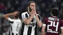 Striker Juventus, Gonzalo Higuain, tampak kecewa usai tim nya ditahan imbang Torino pada laga lanjutan liga Italia di Juventus Stadium, Sabtu (6/5/2017). Skor berakhir imbang 1-1. (AFP/Miguel Medina)