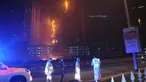 Personel Pertahanan Sipil dikerahkan untuk menangani kebakaran yang melanda gedung apartemen mewah di Ajman, Uni Emirat Arab (UEA), Senin (28/3) malam waktu setempat. Kepolisian memastikan tidak ada korban jiwa dalam insiden tersebut. (REUTERS/Stringer)