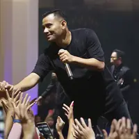 "Selamat malam, horas! Kalau saya nyanyi ada saja orang Batak. Semoga semua memang menunggu saya. Saya akan bawakan lagu cinta untuk kalian semua, terlebih lagi yang bawa pasangan," ujar Judika. (Bambang E.Ros/Fimela.com)