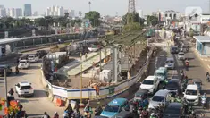 Pekerja menyelesaikan pembangunan proyek Underpass Senen Extension di Jakarta, Selasa (7/7/2020). Proyek yang menelan anggaran mencapai Rp 121,1 miliar dan ditargetkan selesai pada Desember 2020 tersebut diharapkan dapat mengurai kemacetan di kawasan tersebut. (Liputan6.com/Immanuel Antonius)