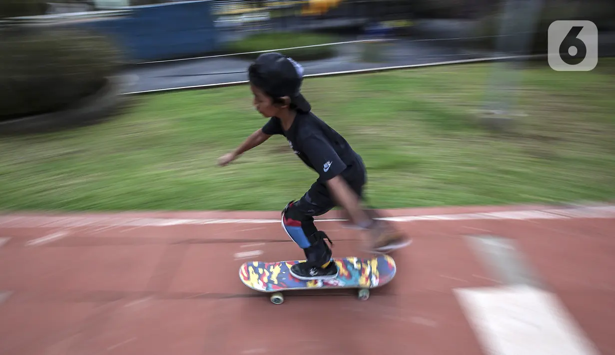 Seorang anak bermain skateboard di Taman Puring, Jakarta, Sabtu (3/4/2021). Taman Puring menjadi salah satu tempat alternatif liburan warga di tengah masa Pandemi COVID-19 dan liburan panjang akhir pekan yang bertepatan dengan libur Hari Raya Paskah. (Liputan6.com/Johan Tallo)