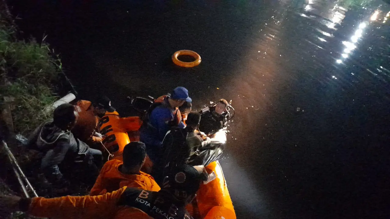 Suasana Tim SAR Gabungan melakukan evakuasi bocah asal Pekalongan