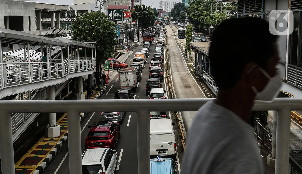 Sejumlah kendaraan terjebak kemacetan di kawasan Jalan Buncit Raya, Jakarta Selatan, Rabu (11/5/2022). Sejumlah ruas jalan Ibu Kota kembali mengalami kemacetan karena meningkatnya volume kendaraan usai libur Lebaran. (Liputan6.com/Johan Tallo)