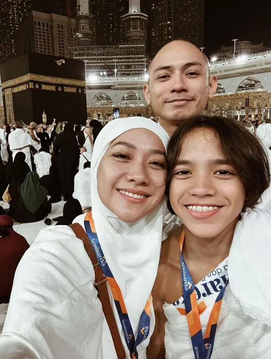 "Its not easy to say goodbye, tapi mudah2an bisa diberi rezeki lagi untuk kembali lagi kesini.. Terima kasih Allah SWT atas segala kesempatan dan kemudahannya untuk aku dan keluargaku selama di Mekkah..," tutup BCL. [Instagram/itsmebcl]