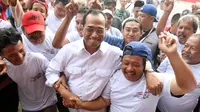 Menteri Perhubungan Budi Karya Sumadi merangkul sopir angkot saat nongkrong bareng di Tangerang, Banten, Sabtu (26/1). Budi mendengar banyak masukan dari para sopir angkot tentang permasalahan yang mereka alami. (Liputan6.com/Angga Yuniar)