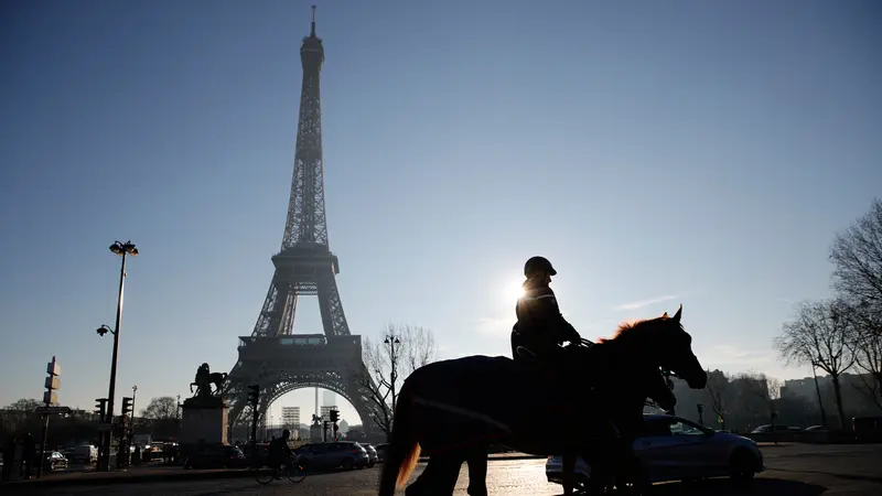 Petugas Bersenjata Lengkap Berjaga di Menara Eiffel