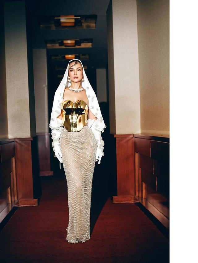 7 Potret Luna Maya di Gala Premier Film Suzzanna Ini Tampil Menawan