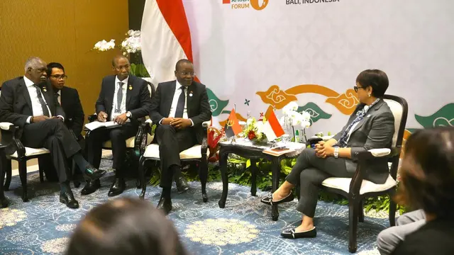Menteri Luar Negeri RI Retno Marsudi melakukan pertemuan bilateral dengan Menteri Sekretaris Negara Angola, Adão de Almeida di Bali, Senin (2/9/2024). (Dok. Kemlu RI)
