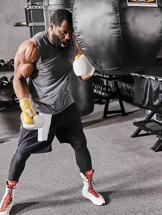 "Namun kini ia tetap berlatih tinju. Kini semua orang percaya ia menikmati waktu dengan Leyon," sambung sumber. (instagam/leyon)