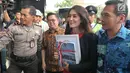 Rieke Dyah Pitaloka saat tiba di gedung KPK, Jakarta, Senin (17/7). Dalam audit investigatif tahap pertama BPK terhadap Pelindo II, terbongkar adanya potensi kerugian negara akibat perpanjangan kontrak. (Liputan6.com/Helmi Afandi)