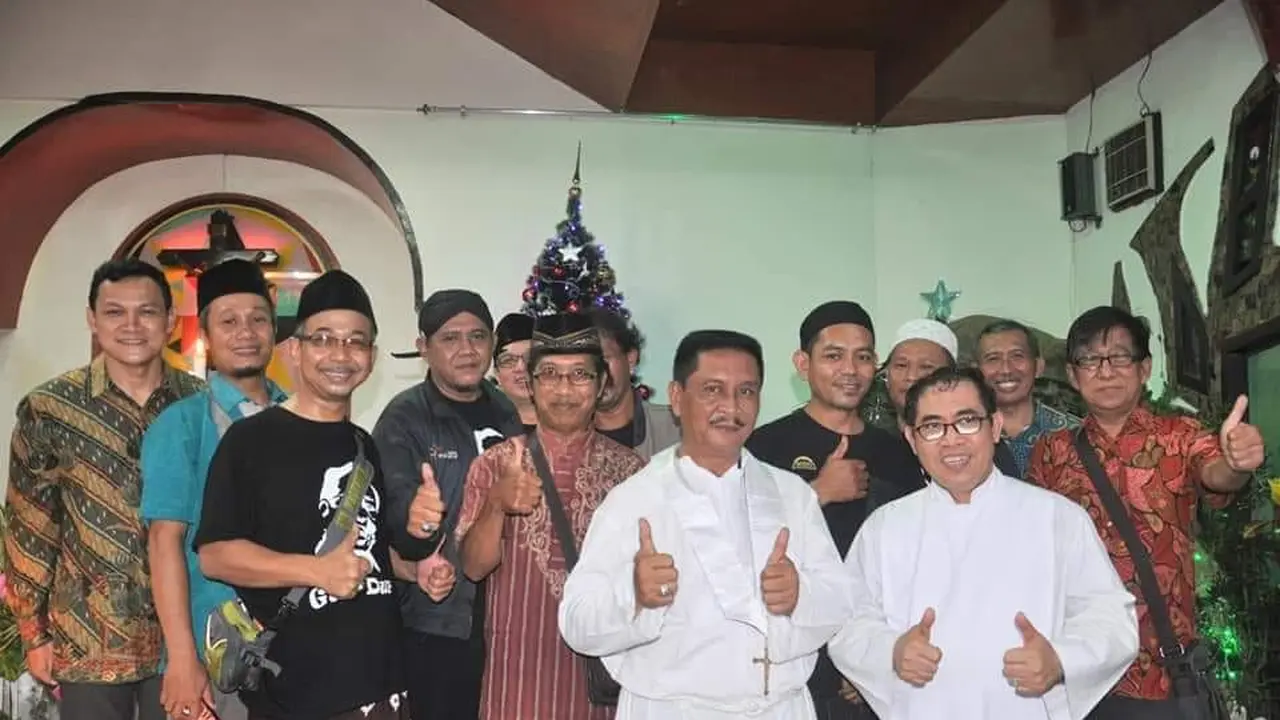 Komunitas Islam dan Nasrani berfoto bersama usai pembubaran panitia buka bersama kerukunan umat beragama yang bersamaan dengan hari peringatan Kenaikan Isa Almasih. (Foto: Liputan6.com/Lesbumi/Muhamad Ridlo)
