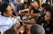 Warga berebut sembako murah
