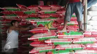 Pekerja menata karung beras di  Pasar Induk Cipinang, Jakarta, Selasa (5/1/2016). Pasokan dan harga beras di Pasar Induk Cipinang pada awal 2016 masih stabil. Stok beras di gudang saat ini sekitar 40 ribu ton. (Liputan6.com/Angga Yuniar)