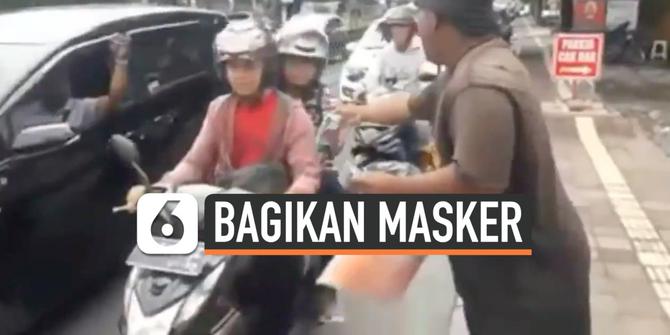 VIDEO: Pria di Bali Bagi-Bagi Masker Gratis