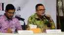 Peneliti LSI Denny JA, Rully Akbar (kanan) memaparkan survei terkini bertajuk '15 Capres 2024 yang Lolos Radar dan the Legend Award' di Kantor LSI, Jakarta, Selasa (2/7/2019). Kendati prematur, Rully mengatakan nama-nama tersebut hanya menjadi acuan. (Liputan6.com/Faizal Fanani)