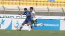 Pemain Persib Bandung U-19, Reno Saputra (kiri) berebut bola dengan pemain PS TNI U-19 pada lanjutan Liga 1 2017 U-19 di Stadion Si Jalak Harupat, Sabtu (05/8/2017). (Bola.com/Nicklas Hanoatubun)