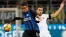 Pemain Inter Milan, Cengiz Ünder berebut bola dengan pemain AS Roma, Kevin Strootman dalam lanjutan Serie A Liga Italia di Giuseppe Meazza, Senin (21/1). Inter Milan dan AS Roma mengakhiri laga dengan skor imbang 1-1. (AP/Antonio Calanni)