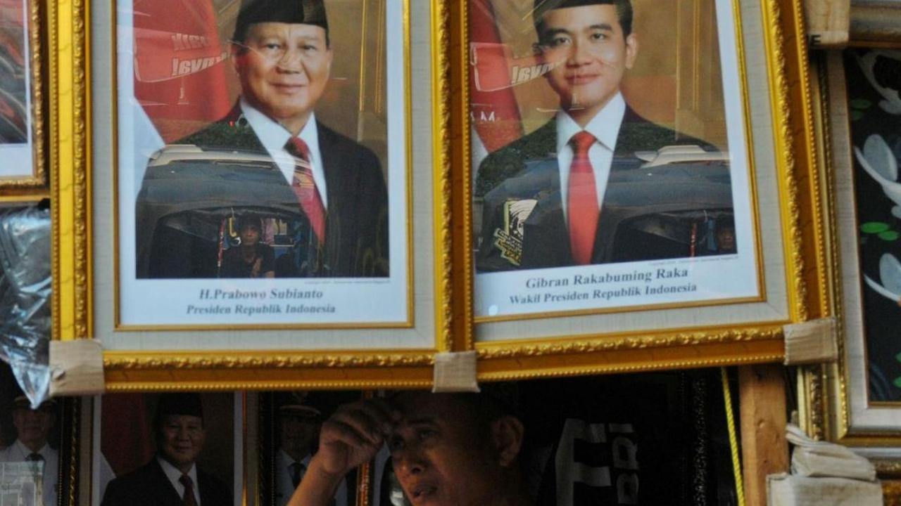 Pedagang di sejumlah pasar di Jakarta mulai memajang bingkai foto bergambar presiden dan wakil presiden terpilih 2024-2029 yakni Prabowo Subianto dan Gibran Rakabuming Raka di Pasar Baru Jakarta, Senin (22/4/2024). Foto: merdeka.com / Imam Buhori